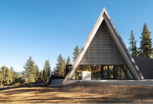 CABAÑAS DEL CAMPAMENTO LAKOTA EN CALIFORNIA EVOCAN FORMAS ARQUETÍPICAS CON SUS ESTRUCTURAS DE MADERA EN FORMA DE A