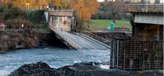 Caída de puente Cancura: Contraloría responsabiliza a exautoridades por autorizar extracción de áridos