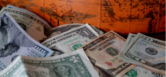 Dólar sigue cayendo este viernes y se cotiza bajo los $795 presionado por factores globales