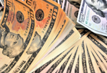 Dólar abre posicionado en más de $900 y toca nuevos máximos anuales