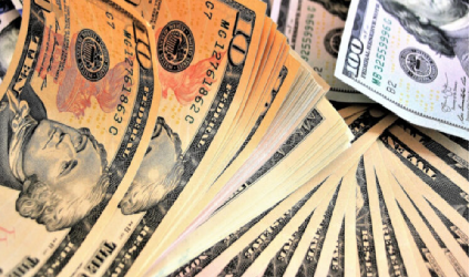 Dólar abre posicionado en más de $900 y toca nuevos máximos anuales