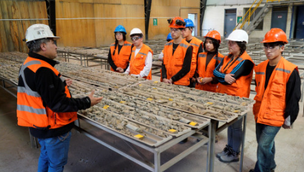 Codelco Andina recibe a futuras generaciones de mineros y mineras en su área industrial