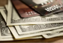Argentina aumenta impuestos para acceso a dólares para ahorro y compras con tarjetas bancarias