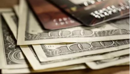 Argentina aumenta impuestos para acceso a dólares para ahorro y compras con tarjetas bancarias