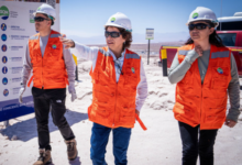 Autoridades y diputados de la Comisión de Minería supervisan proceso productivo de litio en Salar de Atacama