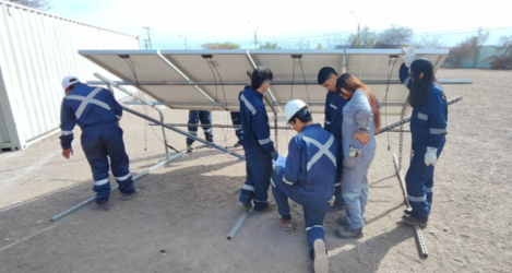 Proyecto de la U. de Antofagasta capacitó a vecinos de Taltal en desarrollo y equipos de energía solar