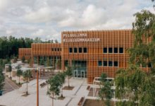 ESTONIA INAUGURA ESCUELA PÚBLICA CON UNA DE LAS ESTRUCTURAS DE MADERA MÁS GRANDES DEL PAÍS