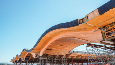 UN ADELANTO SOBRE LA INSTALACIÓN DEL TECHO DE MADERA MACIZA EN EL AEROPUERTO DE PORTLAND