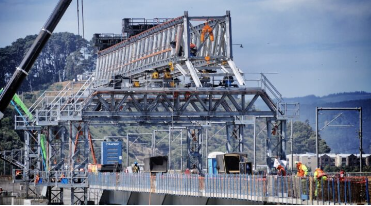 Instalan último pilote de nuevo Puente Ferroviario Bío Bío: trabajo seguirá con las vigas metálicas