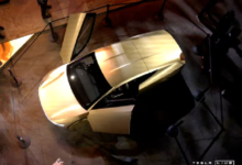 Musk presenta robotaxi de Tesla en evento lleno de promesas y las acciones se desploman