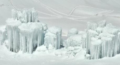 Utilizando tecnología innovadora y técnicas del Himalaya: Así avanza un glaciar artificial