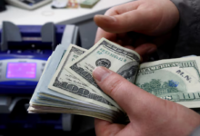 Dólar inicia la semana al alza ante retroceso del cobre