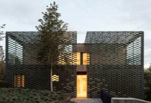 Una celosía de 376 m2 de piezas cerámicas para la fachada de la TR House de Barcelona