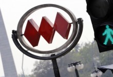 Trabajadores subcontratados de Metro en huelga se toman oficinas centrales de la empresa