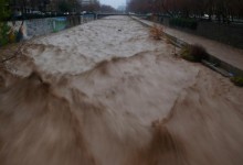 Canales desbordados, derrumbes en caminos y pasos de nivel anegados por temporal en Santiago