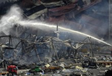 Autoridades chinas desarrollan delicadas operaciones para limpiar toneladas de cianuro en Tianjin