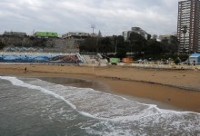 Rotura de colector de aguas servidas afecta a playa Las Torpederas de Valparaíso