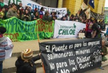 Habitantes de Castro marchan contra construcción del puente sobre canal de Chacao