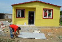 Bachelet entrega tarjetas para reconstrucción de viviendas en Canela Baja