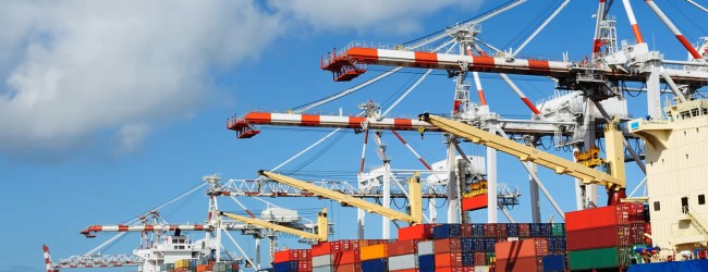 Importaciones chinas se desploman, pero exportaciones moderan caída