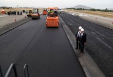 Ministro Undurraga inspecciona trabajos en pistas de Aeropuerto de Santiago