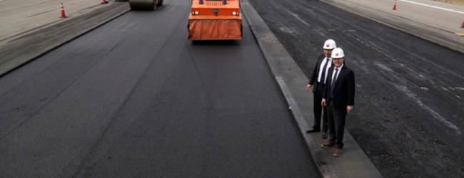 Ministro Undurraga inspecciona trabajos en pistas de Aeropuerto de Santiago