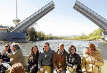 Fallido puente sobre río Cau Cau se convierte en atractivo turístico en Valdivia