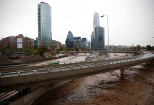Gobierno eleva críticas a Costanera Norte y empresa asegura que caudal del río no era predecible