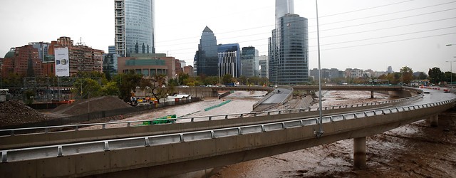 Gobierno eleva críticas a Costanera Norte y empresa asegura que caudal del río no era predecible