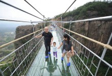 Nueva atracción turística del gigante asiático: China completa el puente de cristal más largo del mundo