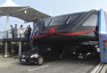 Debuta en China un autobús-túnel capaz de pasar por encima de los atascos