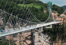 China inaugura el puente de vidrio más alto y largo del mundo