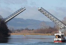 Ministro Undurraga declara como testigo en investigación por fallida construcción del puente Cau Cau