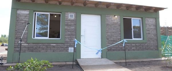 Se inauguró en Argentina la primera casa construida con ladrillos de plástico reciclado