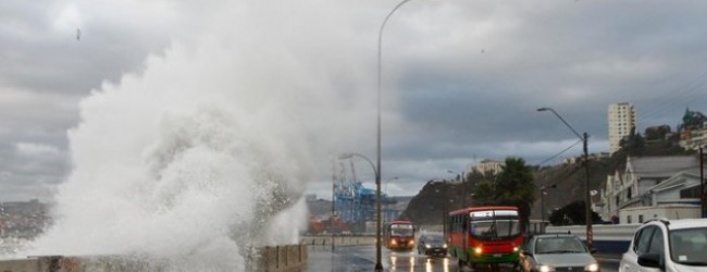 Municipio de Viña del Mar inicia reparaciones provisorias del borde costero tras marejadas
