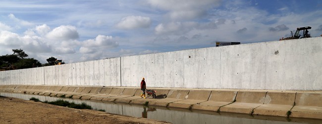 El Gobierno da otro paso en la construcción del muro fronterizo