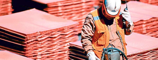 Tensión internacional impulsa al cobre, que sube 25% en el año