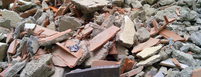 Basura de construcción contamina las playas y las destruye
