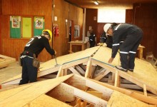 Vecinos reclaman que empresa no cumplió con la construcción de casas prefabricadas
