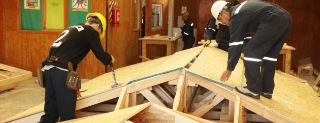 Vecinos reclaman que empresa no cumplió con la construcción de casas prefabricadas