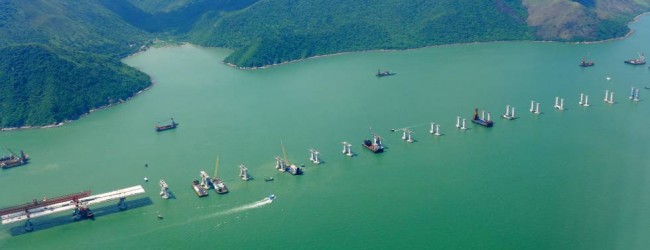 La tortuosa construcción del puente más largo del mundo sobre el mar