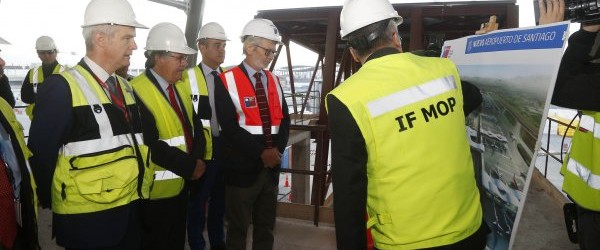 Ministro Fontaine visita aeropuerto de Santiago en primera visita a terreno
