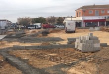 Comienza la construcción del nuevo aparcamiento público y una zona de esparcimiento canino en Olivares