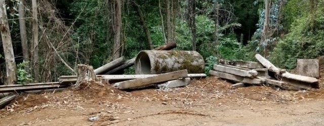 Escombros en ruta a Santa Elvira preocupa a vecinos: temen posible construcción de dique