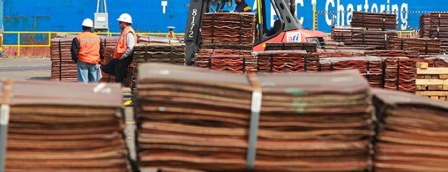 Inminente guerra comercial golpea al cobre de Chile: ¿Cuánto más podría caer el metal rojo?