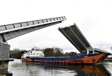 Puente Cau Cau elevó sus brazos por primera vez desde su apertura