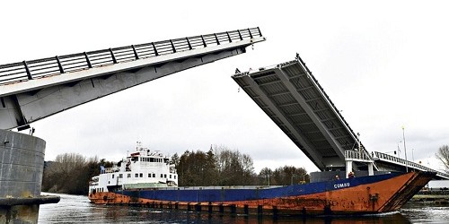 Puente Cau Cau elevó sus brazos por primera vez desde su apertura