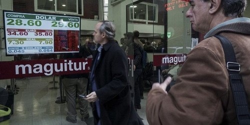 Argentina en problemas: dólar se dispara pese a medidas de Macri y rescate del FMI