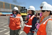 UDLA crea beca para apoyar el desarrollo profesional de la mujer en la minería