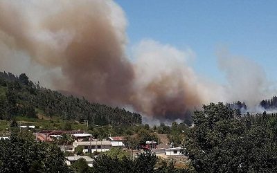 Onemi mantiene ocho Alertas Rojas y reporta aumento a 50 viviendas destruidas por incendios forestales en el sur del país